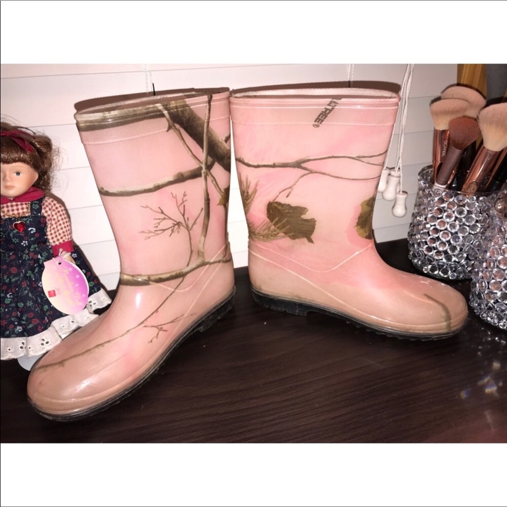 Girls camo rain boots